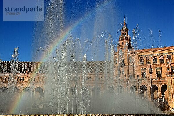 Stadt Sevilla  am Plaza de Espana  der Spanische Platz  Teilansicht mit Springbrunnen  Andalusien  Spanien  Andalusien  Spanien  Europa