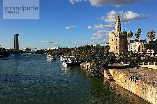 Sevilla  der Torre del Oro am Flussufer des Guadalquivir in der Altstadt  Andalusien  Spanien  Europa