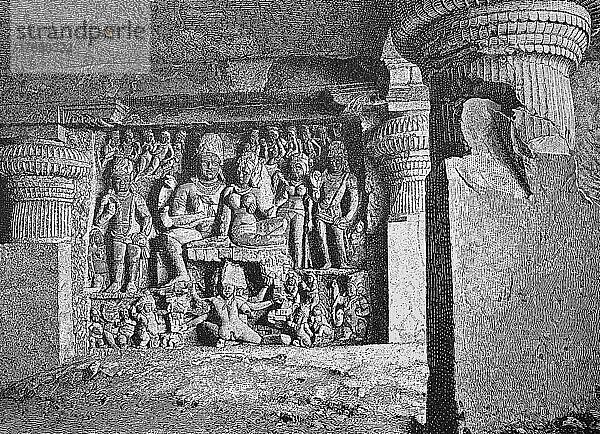 Die Ellora-Höhlen im Bundesstaat Maharastra gehören zu den meistbesuchten Sehenswürdigkeiten Indiens. Seit dem Jahr 1983 zählt der Komplex aus 34 buddhistischen  hinduistischen und jainistischen Höhlentempeln zum UNESCO-Weltkulturerbe  hier Ansicht aus 1880  Historisch  digital restaurierte Reproduktion einer Vorlage aus dem 19. Jahrhundert