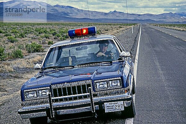 Highwaypatrol  Fahrzeug mit Signallicht und Office  Highway in südlichen Nevada  Nevada  USA  Nordamerika