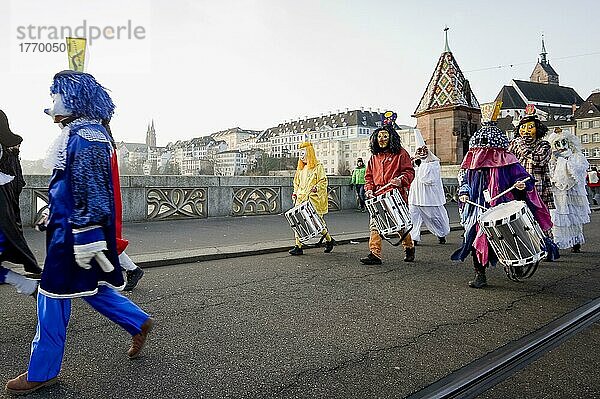 Verkleidete Musiker beim Morgenstraich  Karnevalsumzug  Basel  Schweiz  Europa