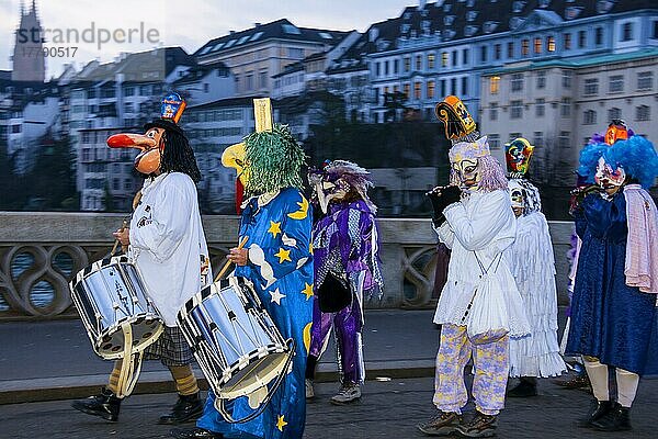 Verkleidete Musiker beim Morgenstraich  Karnevalsumzug  Basel  Schweiz  Europa