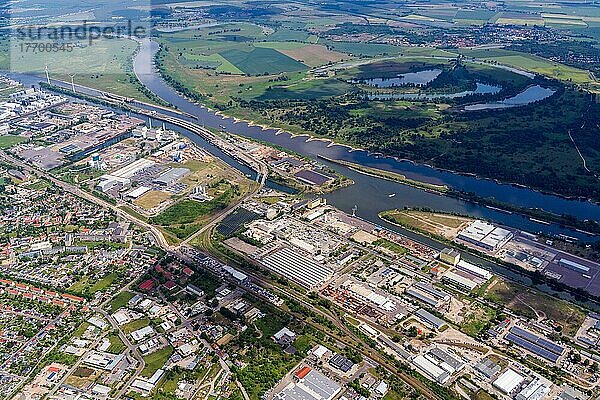 Luftbild des Magdeburger Hafen  Elbe  Kanal  Schleuse  Wasserstraßenkreuz  Binnenschiff  Logistik  Magdeburg  Sachsen-Anhalt  Deutschland  Europa