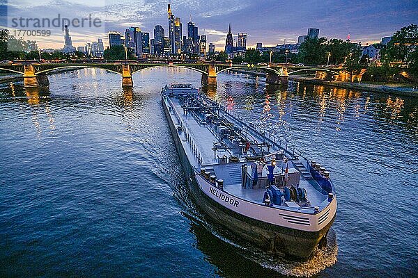 Frachtschiff  Ignatz-Bubis-Brücke  Main  Skyline  Hochhäuser  Stadtzentrum  Frankfurt am Main  Hessen  Deutschland  Europa