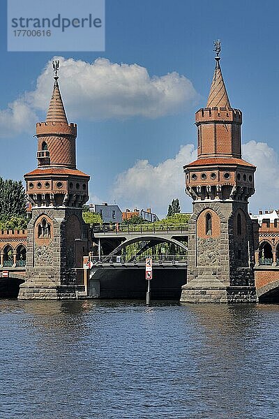 Oberbaumbrücke über die Spree  Berlin  Deutschland  Europa