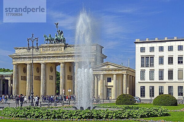 Blick auf den Pariser Platz mit Springbrunnen  Brandenburger Tor  Berlin  Deutschland  Europa