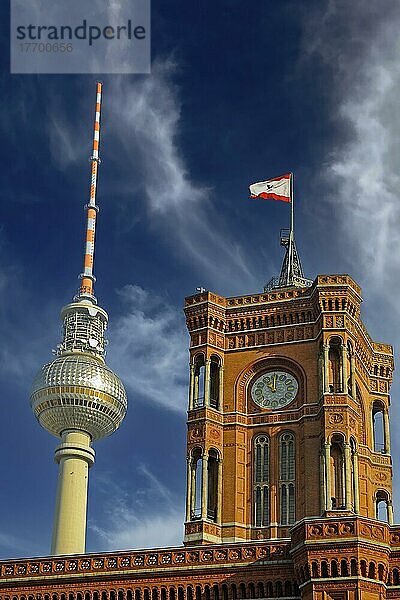Turm des roten Rathauses und des Berliner Fernsehturm  Alexanderplatz  Berlin  Deutschland  Europa