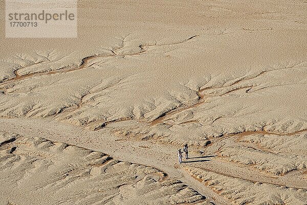 Zwei Menschen in der Wüste  Dead Vlei  Sossusvlei  Namib-Wüste  Namib-Naukluft-Nationalpark  Region Hardap  Namibia  Afrika