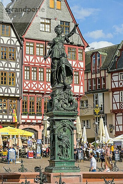 Gerechtigkeitsbrunnen mit Justitia  Römerberg  Altstadt  Zentrum  Frankfurt am Main  Hessen  Deutschland  Europa