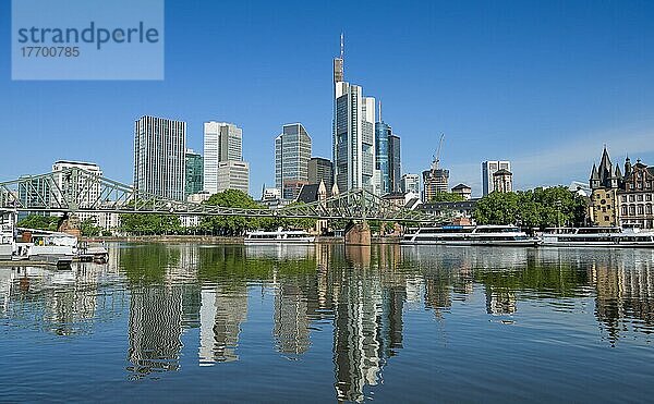 Eiserner Steg  Skyline  Hochhäuser  Stadtzentrum  Main  Frankfurt am Main  Hessen  Deutschland  Europa