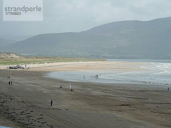 Der Sand-Strand am Inch Beach an der Dingle-Bay ist ein beliebtes Ausflugsziel. Ardroe  Kerry  Irland  Europa