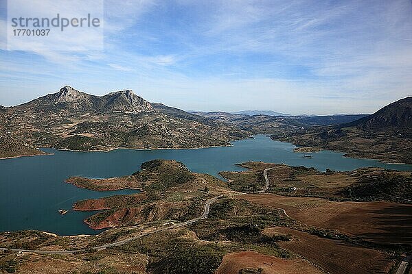 Zahara de la Sierra in der Provinz Cadiz  an der Ruta de los Pueblos Blancos  Straße der weißen Dörfer  Blick von der Maurischen Burg auf den Stausee Embalse de Zahara und die bergige Landschaft  Andalusien  Spanien  Europa