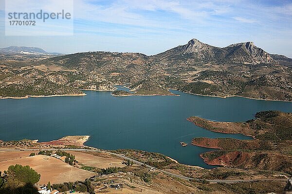 Zahara de la Sierra in der Provinz Cadiz  an der Ruta de los Pueblos Blancos  Straße der weißen Dörfer  Blick von der Maurischen Burg auf den Stausee Embalse de Zahara und die bergige Landschaft  Andalusien  Spanien  Europa