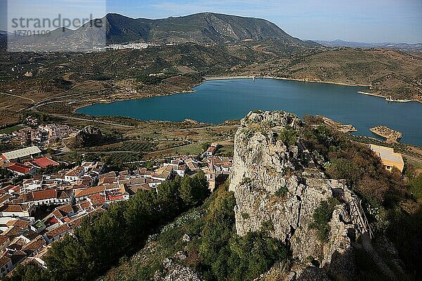 Gemeinde Zahara de la Sierra in der Provinz Cadiz  an der Ruta de los Pueblos Blancos  Straße der weißen Dörfer  Blick von der Maurischen Burgruine auf den Ort und den Stausee Embalse de Zahara  Andalusien  Spanien  Europa