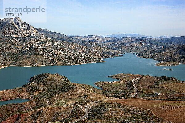 Zahara de la Sierra in der Provinz Cadiz  an der Ruta de los Pueblos Blancos  Straße der weißen Dörfer  Blick von der Maurischen Burg auf den Stausee Embalse de Zahara und die bergige Landschaft  Andalusien  Spanien  Europa