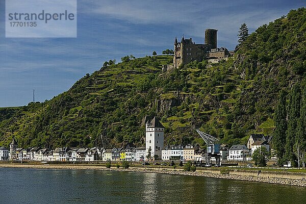 Blick auf den Rhein mit St. Goarshausen und Burg Katz  Teil des UNESCO-Welterbes Oberes Mittelrheintal  Rheinland-Pfalz  Deutschland  Europa