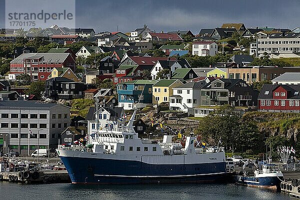 Schiff im Hafen mit Blick auf die Hauptstadt  Thórshavn  Streymoy  Färöer  Føroyar  Dänemark  Europa