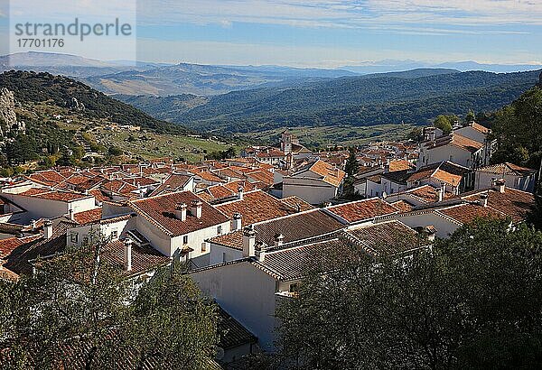 Ortschaft Grazalema in der Provinz Cadiz  an der Ruta de los Pueblos Blancos  Straße der weißen Dörfer  Blick auf einen Teil des Ortes  Andalusien  Spanien  Europa