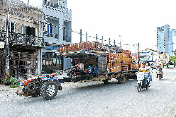 Einzigartiger Lastwagen  der Waren auf einer Straße in Kambodscha transportiert; Kampot  Kambodscha