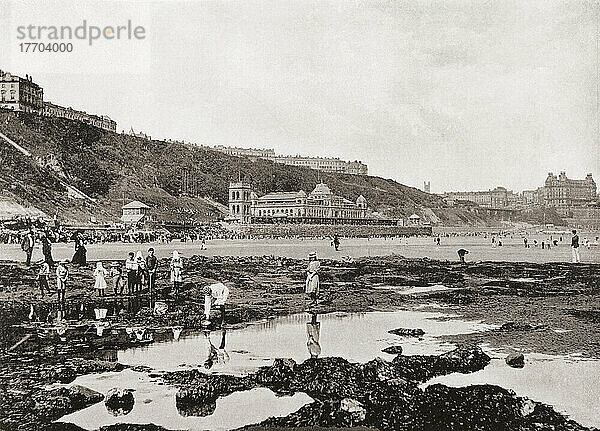 Blick von den Felsen der South Bay und dem Spa  Scarborough  North Yorkshire  England  hier im 19. Jahrhundert. Jahrhundert. Aus Around The Coast  An Album of Pictures from Photographs of the Chief Seaside Places of Interest in Great Britain and Ireland  veröffentlicht in London  1895  von George Newnes Limited.