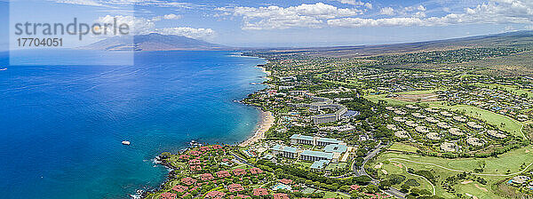 Ein Panorama-Luftbild über Wailea Point mit Blick nach Norden vorbei an den Hotels Four Seasons und Grand Wailea zu den West Maui Mountains  Maui  Hawaii  USA; Maui  Hawaii  Vereinigte Staaten von Amerika