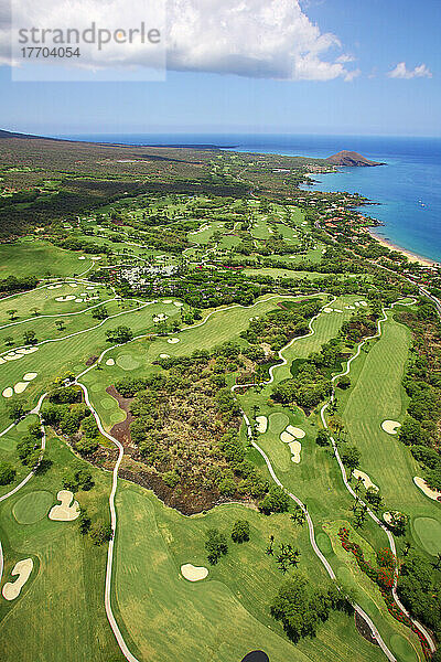 Luftaufnahme der Golfplätze Wailea Gold und Emerald  Club House und Sea Watch Restaurant in der Ferne. Blick auf die Küste hinunter nach Pu'u Ola'i und Makena  Gebiet Wailea-Makena  Maui  Hawaii  USA; Wailea  Maui  Hawaii  Vereinigte Staaten von Amerika