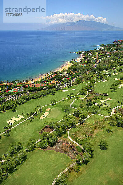 Luftaufnahme des Makena Resort South Golf Course  West Maui Mountains in der Ferne; Makena  Maui  Hawaii  Vereinigte Staaten von Amerika