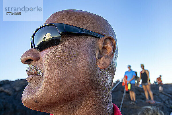 Der Lava-Ozean-Eingang auf der Big Island von Hawaii spiegelt sich in der Sonnenbrille eines örtlichen Reiseleiters wider; Insel Hawaii  Hawaii  Vereinigte Staaten von Amerika