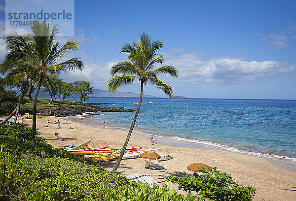 Touristen genießen die Attraktionen am Wasser in einer Hotelanlage in Makena  Maui  Hawaii  USA; Makena  Maui  Hawaii  Vereinigte Staaten von Amerika