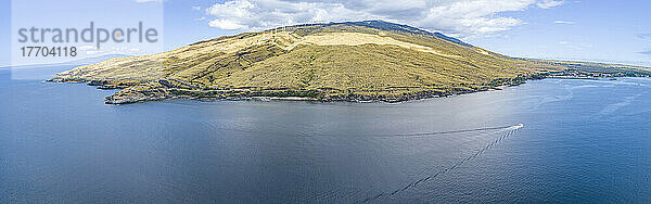 Eine Luftaufnahme der West Maui Mountains mit McGregor Point auf der linken Seite und Maalaea Harbor auf der rechten Seite  Hawaii  USA. Für dieses Panoramafoto wurden vier Bilder zusammengefügt; Maui  Hawaii  Vereinigte Staaten von Amerika