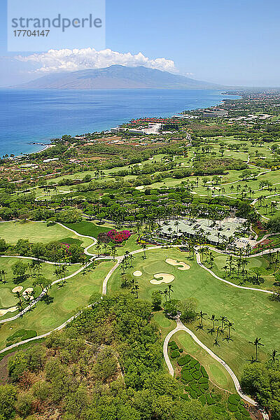 Luftaufnahme der Wailea-Golfplätze  des Sea Watch-Restaurants und des Pro-Shops für den Wailea Emerald und den Golfplatz; Wailea  Maui  Hawaii  Vereinigte Staaten von Amerika