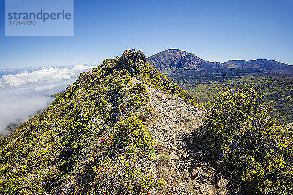 Wanderung hoch über den Wolken auf einem Pfad im Haleakala-Nationalpark  dem schlafenden Vulkan von Maui  Hawaii; Maui  Hawaii  Vereinigte Staaten von Amerika