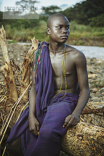 Junger Suri (Surma) Mann im Dorf Kibish  Region Omo  Südwest-Äthiopien; Kibish  Äthiopien