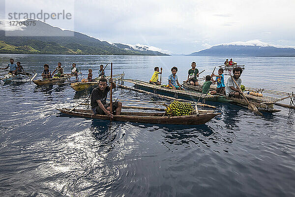 Inselbewohner in Auslegerkanus verkaufen tropische Früchte vor Dobu in der Salomonensee; Dobu  D'Entrecasteaux-Inseln  Papua-Neuguinea