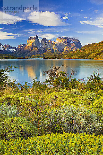 Cuernos del Paine spiegeln sich im Lago Pehoe bei Sonnenaufgang  Torres del Paine National Park; Magallenes  Patagonien  Chile
