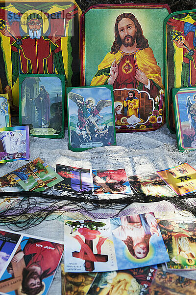 Religiöse Karten zu verkaufen  die verschiedene Heilige darstellen; Äthiopien