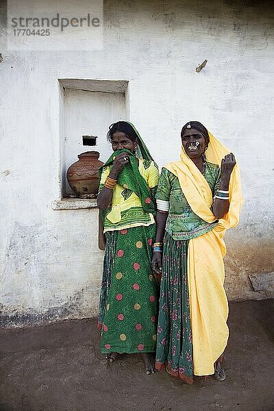 Zwei Rajasthani-Frauen in Saris