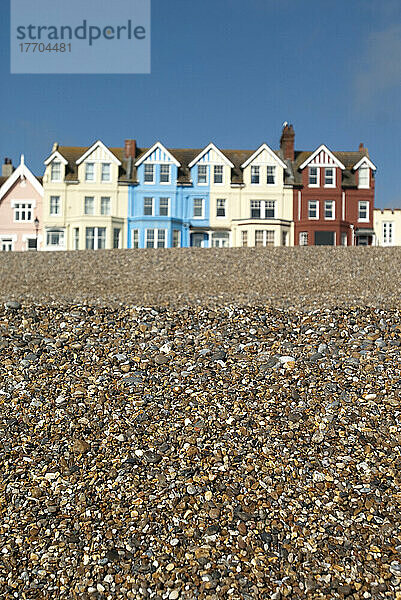 Traditionelle viktorianische Häuser am Meer mit Blick auf den Kieselstrand von Aldeburgh  Suffolk