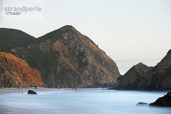 Sonnenuntergang am Pfeiffer Beach  Big Sur  Kalifornien  USA; Big Sur  Kalifornien  Vereinigte Staaten von Amerika