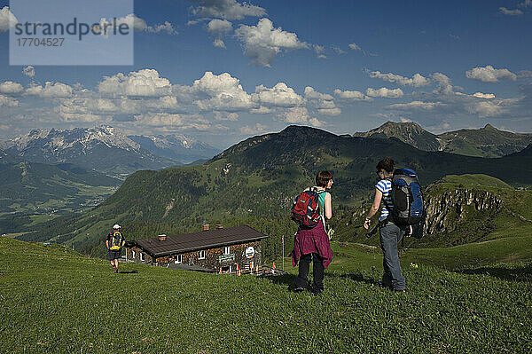 Wanderer auf dem Weg zur HornKopflhutte. Kitzbühel  Tirol  Österreich.