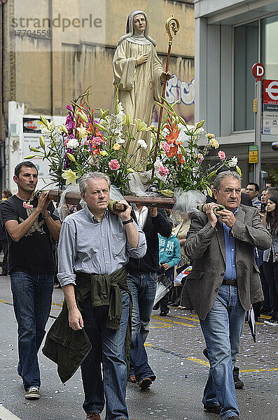 Männer  die die Statue von St. Chiara tragen  italienische Prozession  Juli  Clerkenwell  London  Großbritannien