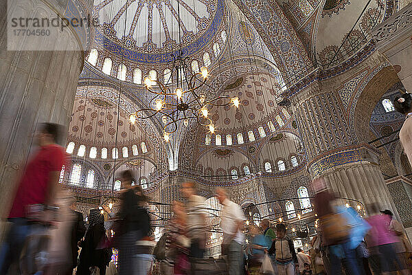 Das Innere der Blauen Moschee; Istanbul  Türkei