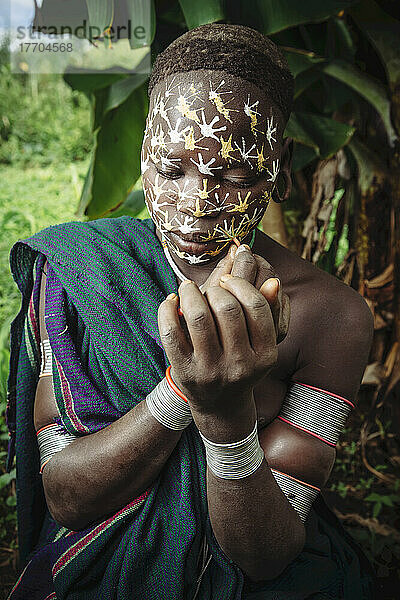 Junge Surma (Suri) Frau mit traditionellem Gesichtsschmuck  Südwest-Äthiopien; Kibish  Äthiopien