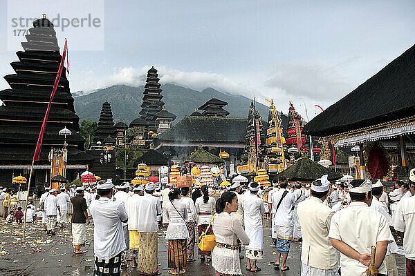 Menschen im Pura Besakih-Tempel; Bali