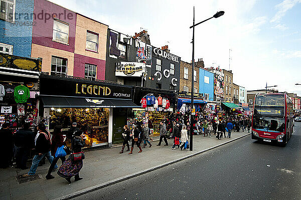 Geschäfte in der Camden High Street als Teil des berühmten Camden Market  Nord-London  London  Großbritannien