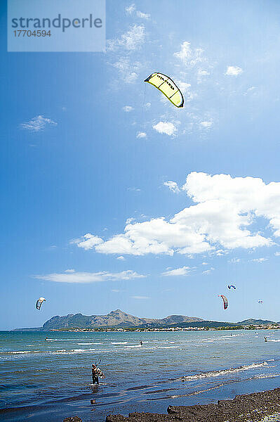 Menschen beim Kyte-Surfen in S'albufereta in der Nähe von Alcudia  Mallorca  Balearische Inseln  Spanien