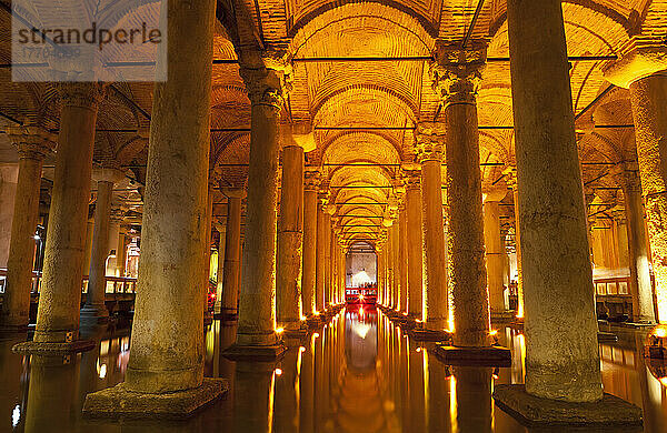 Das Innere der Basilika Zisterne in Sultanahmet; Istanbul  Türkei
