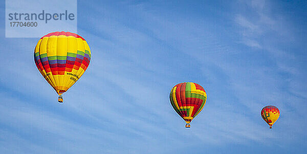 Drei farbenfrohe Heißluftballons in der Luft; Phoenix  Arizona  Vereinigte Staaten von Amerika