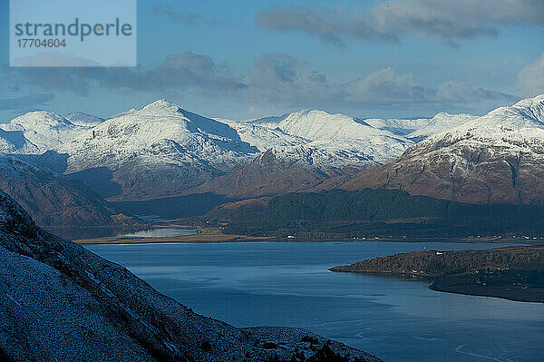 Blick auf Loch Linnhe von den verschneiten Hängen von Sgorr Dhearg in der Nähe von Glen Coe; Highlands  Schottland