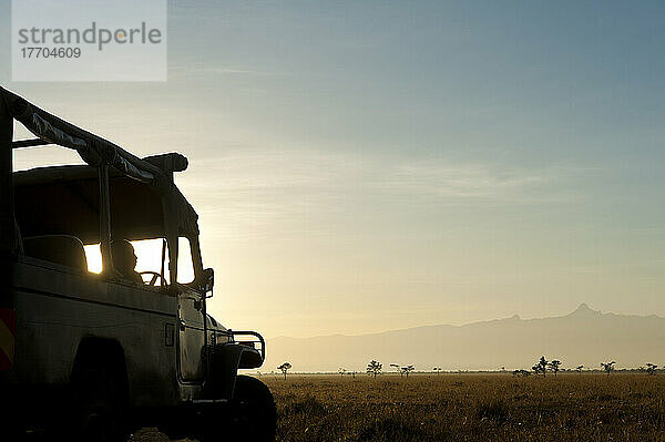 Silhouette des Fahrers im 4x4 vor dem Berg Kenia in der Morgendämmerung  Ol Pejeta Conservancy; Kenia